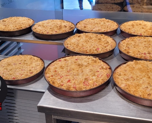 Leckerer Rhabarberkuchen bei Bäckerei Schmidt in Karlsruhe